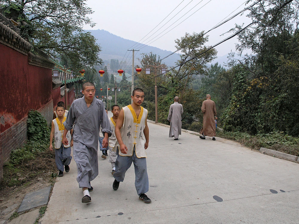 Название снимка: ШаолиньДата съемки: 03 октября 2008 г.Место съемки: Пекин, ШаолиньИстория: Ребята возвращаются домой после выступлений перед туристами