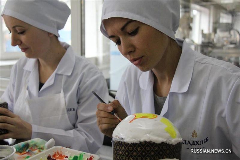 На хлебозаводе во Владивостоке освятили пасхальную хлебопекарную продукцию
