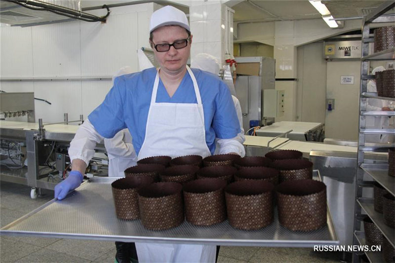 На хлебозаводе во Владивостоке освятили пасхальную хлебопекарную продукцию