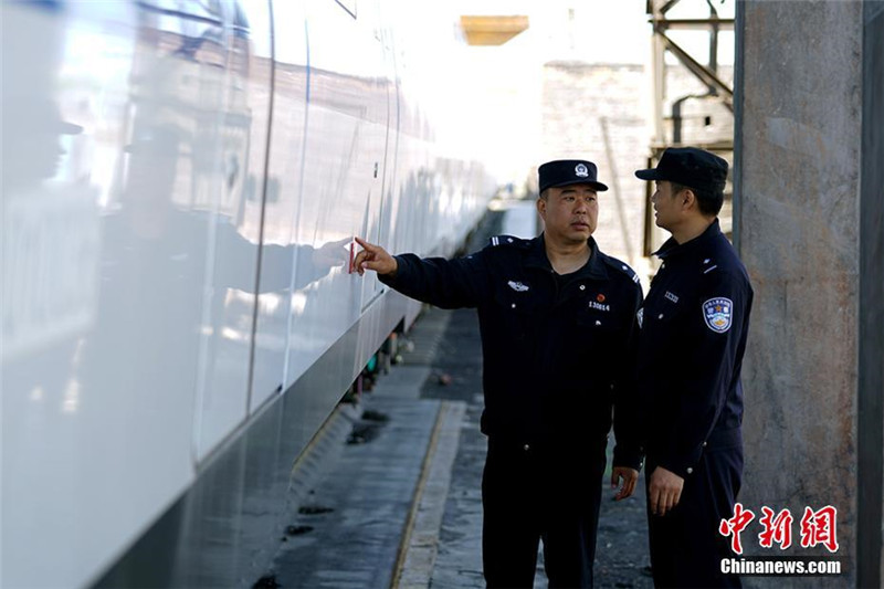 Первая партия вагонов метро прибыла в Урумчи после 192-часовой перевозки