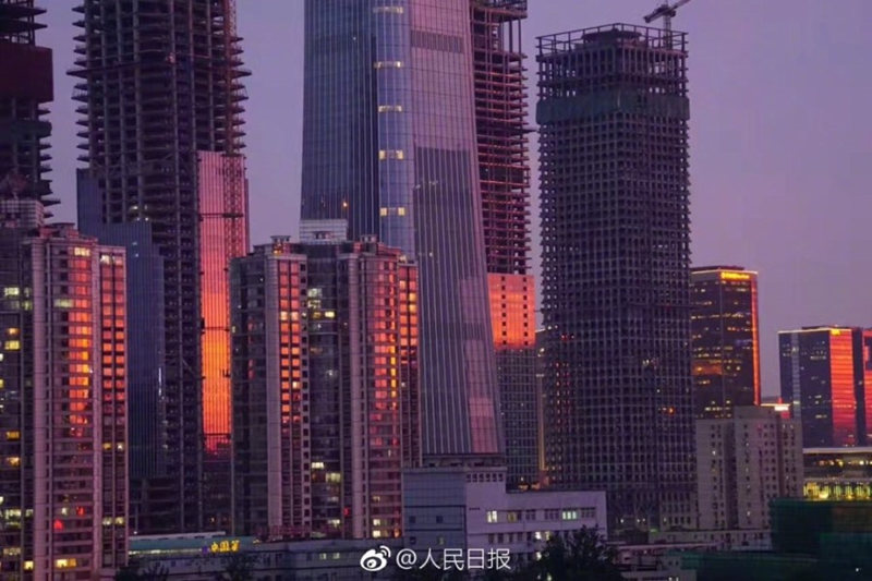 После дождя в Пекине появилась чарующая вечерняя заря