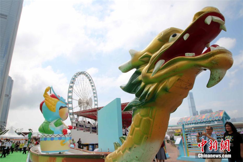 В Сянгане прошел карнавал лодок-драконов в честь 20-летия возвращения в состав КНР