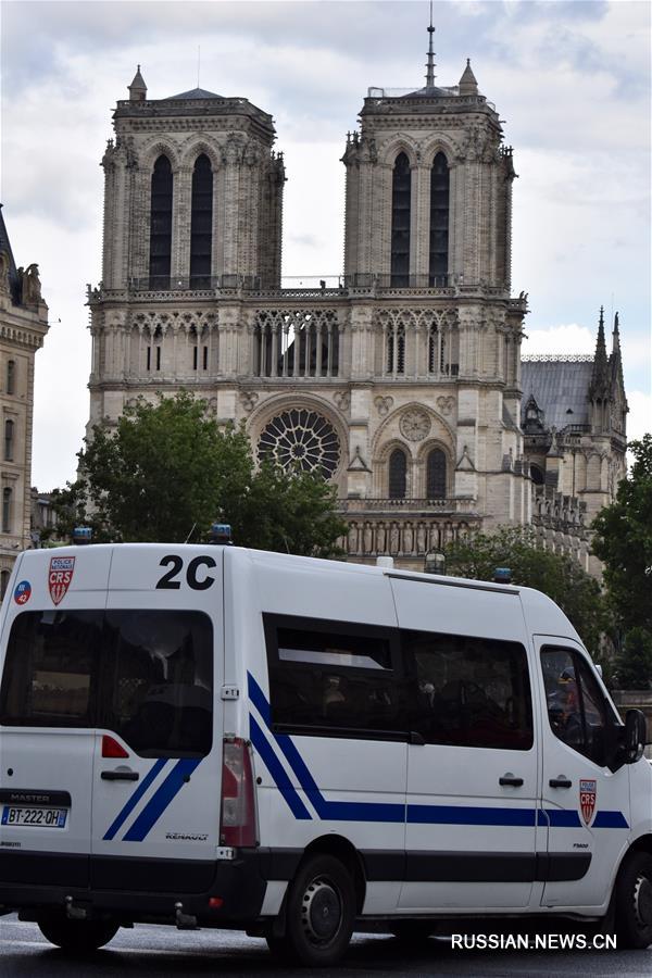 Мужчина с молотком напал на полицейских в Париже