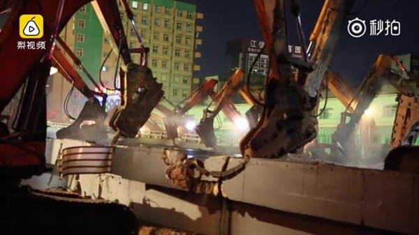 В Китае 200 экскаваторов за сутки снесли транспортную развязку