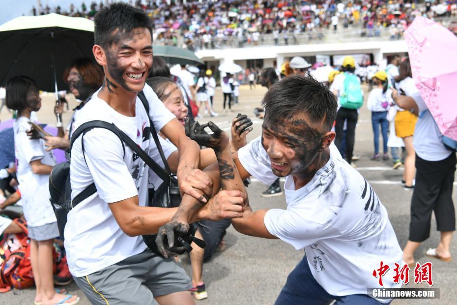 В провинции Юньнань прошел Фестиваль раскрашенных лиц