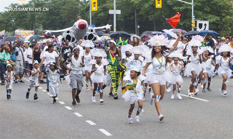В Торонто прошло шествие подростков в рамках Карибского карнавала