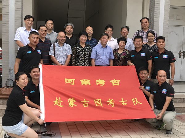 Китайские археологи ведут раскопки погребений сюнну в Монголии