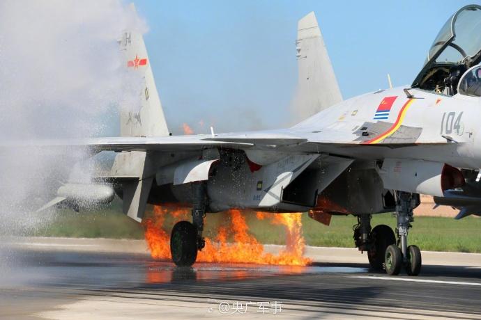 Пилот китайского истребителя ?Цзянь-15? успешно приземлился после возгорания двигателя