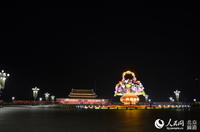 Корзина с цветами на площади Тяньаньмэнь будет подсвечена ночью