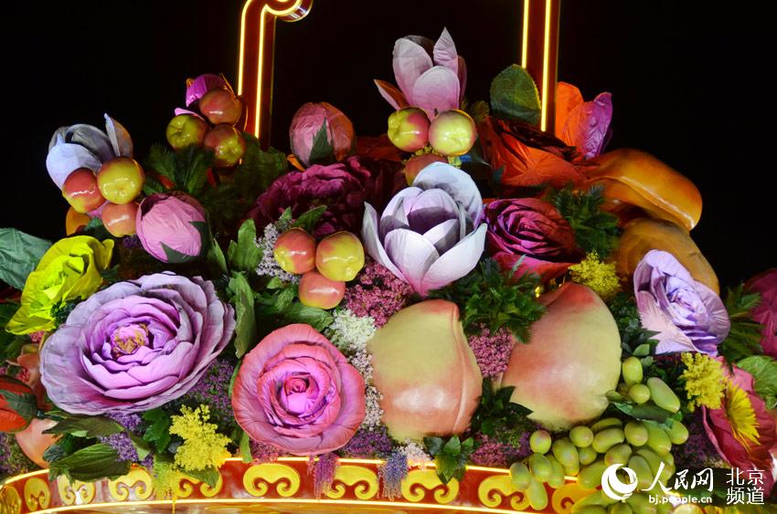 Корзина с цветами на площади Тяньаньмэнь будет подсвечена ночью