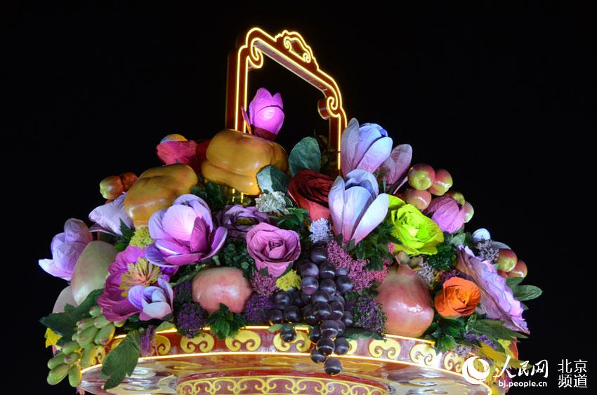 Корзина с цветами на площади Тяньаньмэнь будет подсвечена ночью