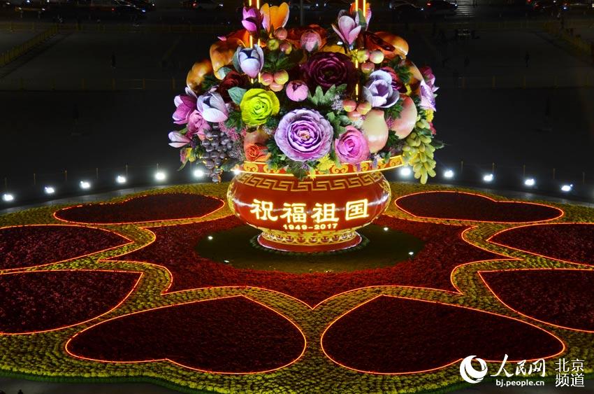 Корзина с цветами на площади Тяньаньмэнь будет подсвечена ночью