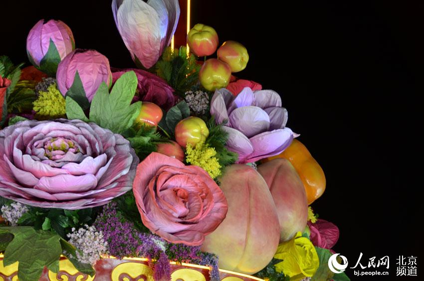 Корзина с цветами на площади Тяньаньмэнь будет подсвечена ночью