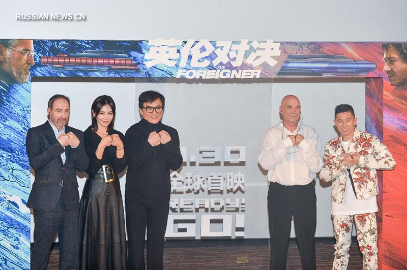 ?Иностранец? -- Бывший спецагент, ветеран вьетнамской войны Цюань давно сложил оружие и завел мирную жизнь. Но после того, как в теракте прямо на глазах погибает его дочь-подросток, видя, что власти не спешат разыскивать преступников, Цюань сам начинает поиск убийцы. Он пойдет на все, чтобы совершить праведное возмездие…