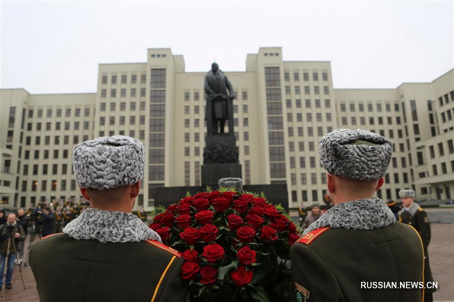 В Минске прошла церемония возложения венков и цветов к памятнику Ленина в честь 100-летия Октябрьской революции