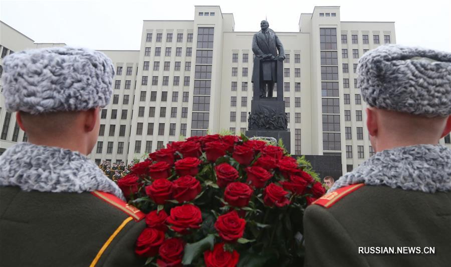 В Минске прошла церемония возложения венков и цветов к памятнику Ленина в честь 100-летия Октябрьской революции