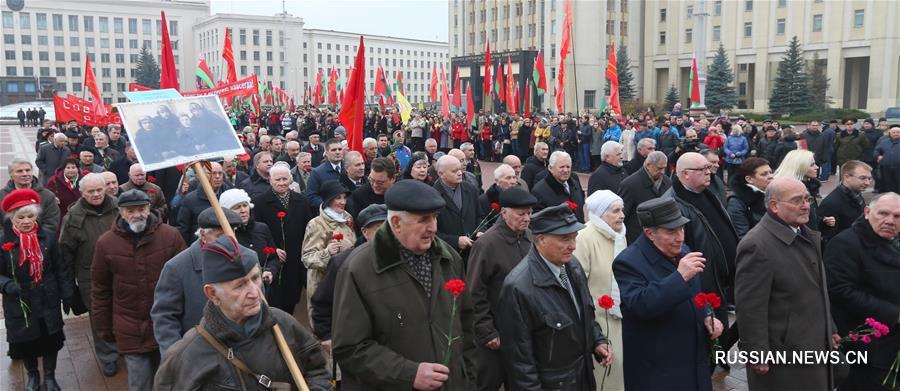 В Минске прошла церемония возложения венков и цветов к памятнику Ленина в честь 100-летия Октябрьской революции