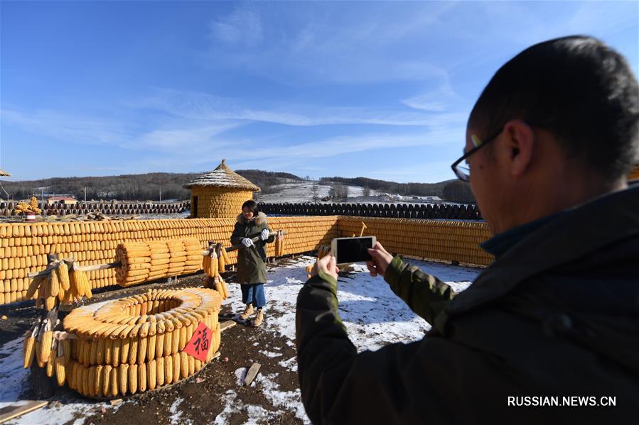 Сельский двор из кукурузных початков в провинции Цзилинь