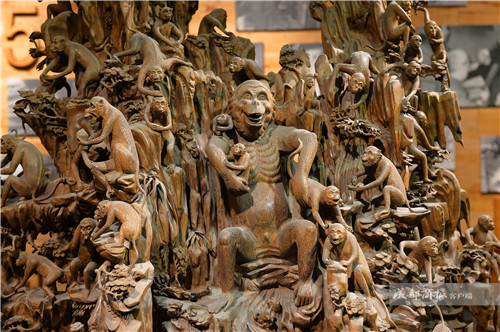 Более 600 мастеров вырезали из эбенового дерева 5-тысячелетнюю историю Китая