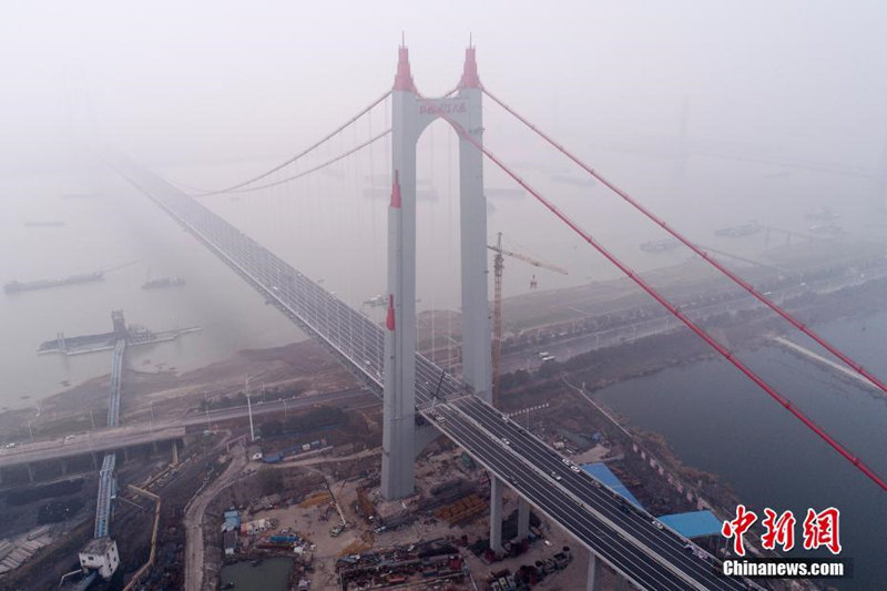 Строительство самого длинного по пролету подвесного моста Дунтинху в Китае подходит к концу