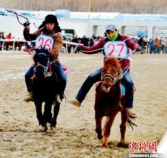 В провинции Ганьсу прошли гонки на лошадях