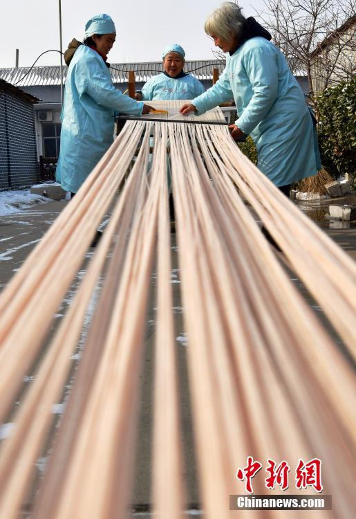 Производство домотканого полотна по древним китайским традициям