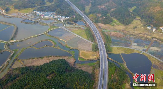 Весенние сельские пейзажи деревни Хуантянь поселка Цзюлун города Синьюй провинции Цзянси. 