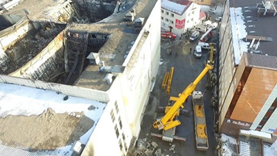 В сгоревшем кемеровском ТЦ продолжают разбирать завалы