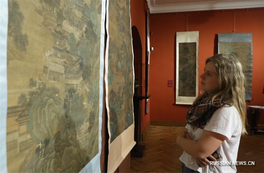 В Киеве проходит выставка старинных китайских картин-свитков "Дворец в горах"