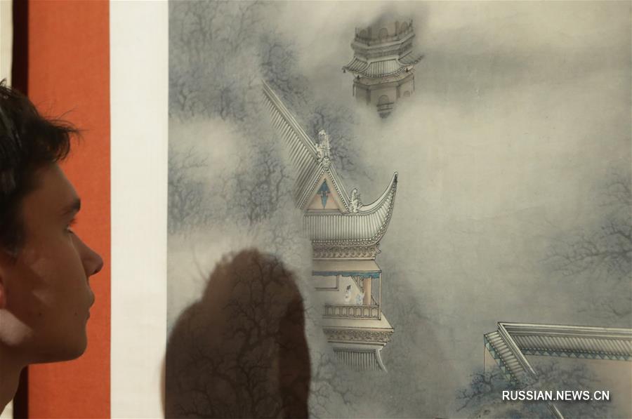 В Киеве проходит выставка старинных китайских картин-свитков "Дворец в горах"