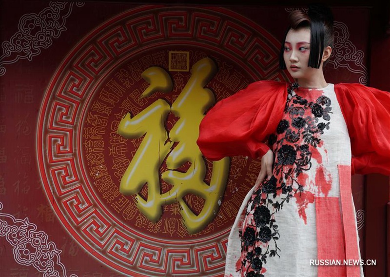 Презентация коллекций одежды в пекинском дворце Гунванфу