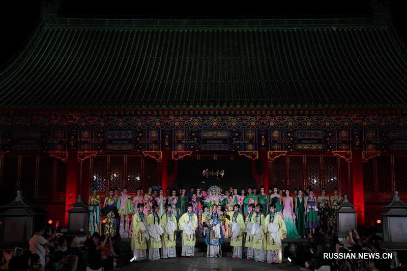 Презентация коллекций одежды в пекинском дворце Гунванфу