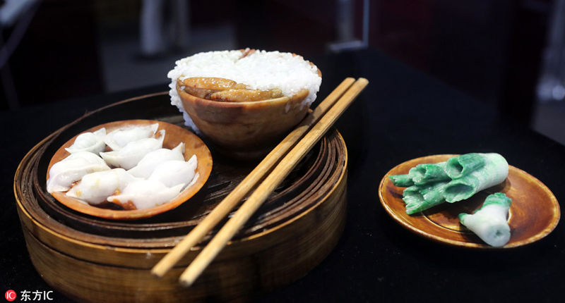 Резные нефритовые изделия показаны на культурной ярмарке в Юньнани 