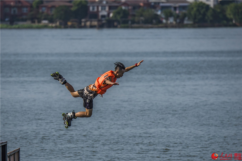 Жители города Ухань совершили прыжки в воду