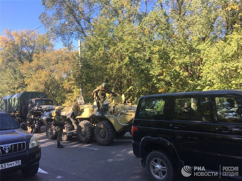 "После взрыва все в панике побежали от здания и стали перелезать через забор", — добавил очевидец.? РИА Новости / Екатерина Кейзо