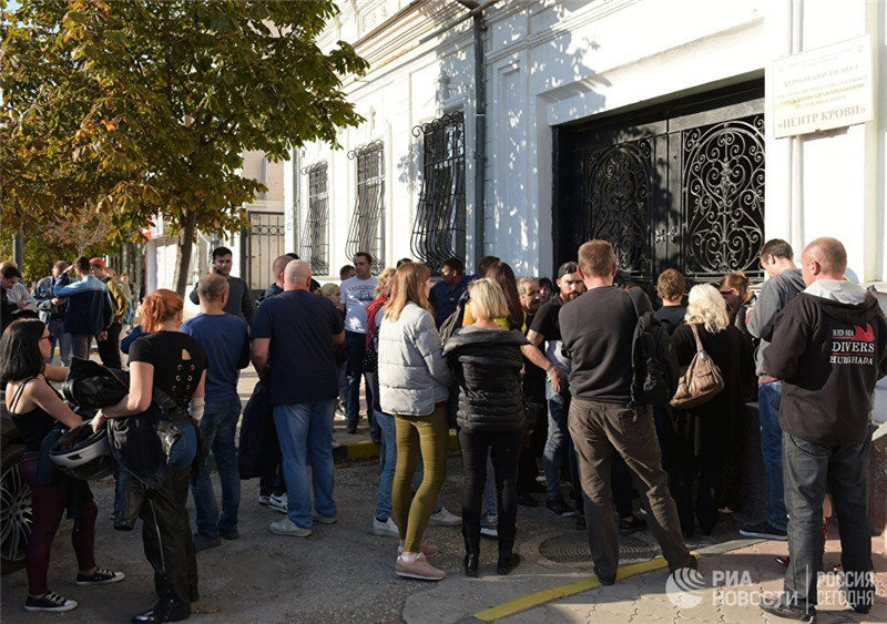 Жители Керчи пришли к медицинскому центру, чтобы сдать кровь для пострадавших.Фото: РИА Новости