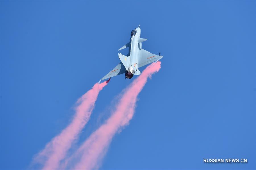 Авиашоу с участием китайского истребителя J-10B в провинции Гуандун