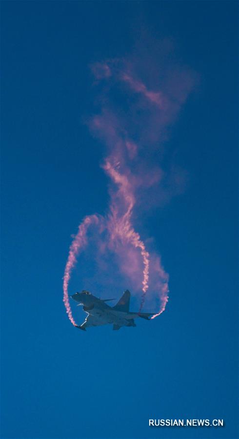 Авиашоу с участием китайского истребителя J-10B в провинции Гуандун
