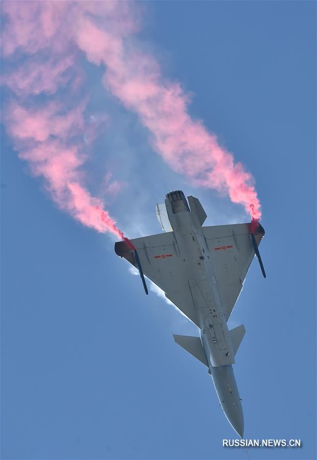 Авиашоу с участием китайского истребителя J-10B в провинции Гуандун