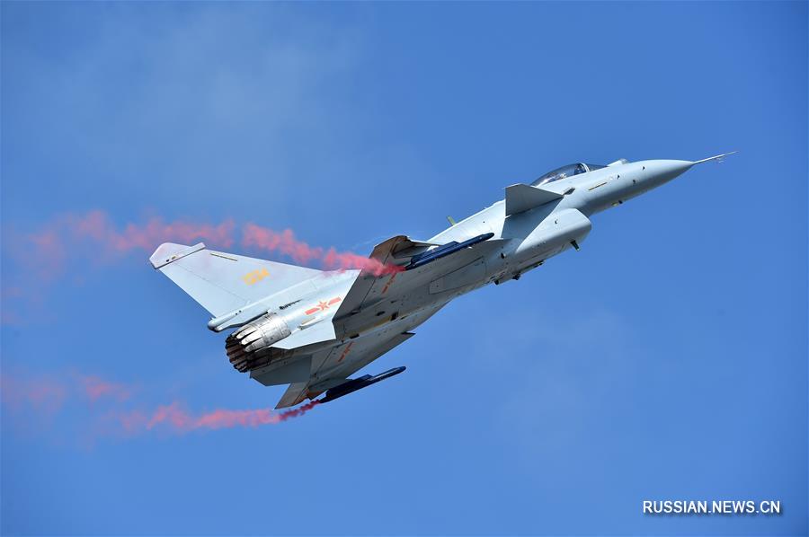 Авиашоу с участием китайского истребителя J-10B в провинции Гуандун