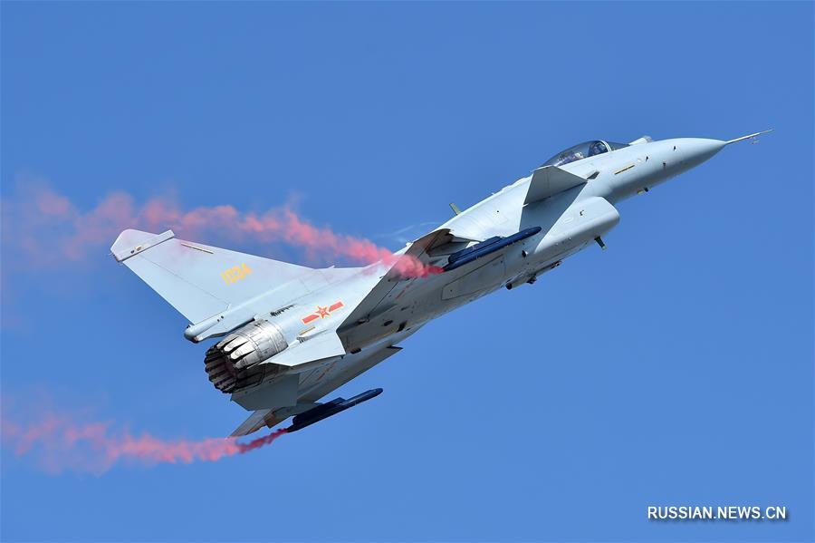 Авиашоу с участием китайского истребителя J-10B в провинции Гуандун