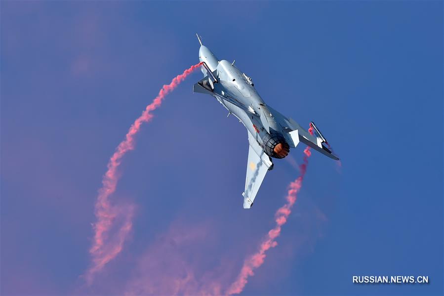 Авиашоу с участием китайского истребителя J-10B в провинции Гуандун