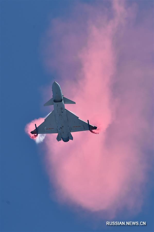Авиашоу с участием китайского истребителя J-10B в провинции Гуандун