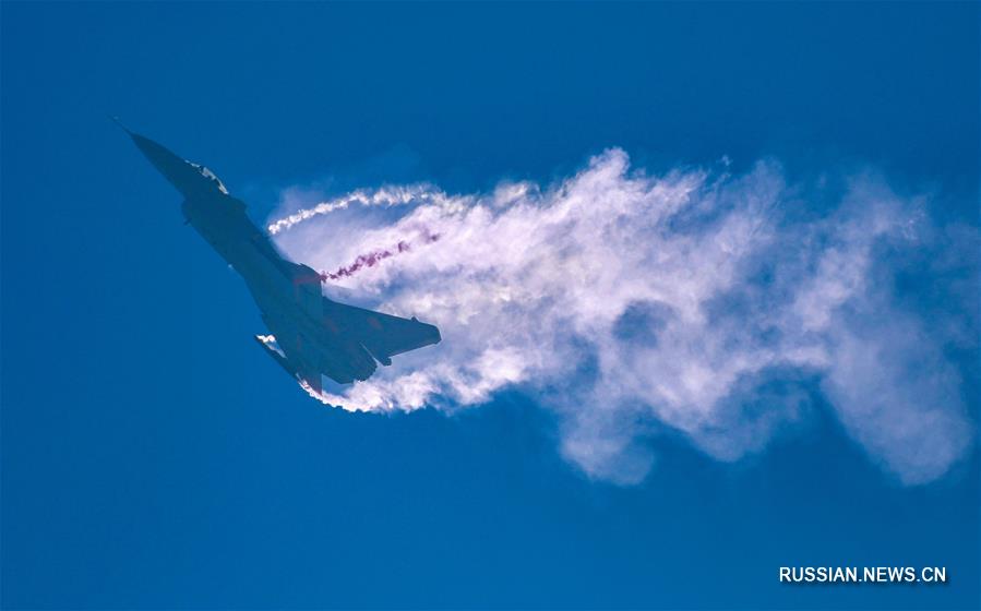 Авиашоу с участием китайского истребителя J-10B в провинции Гуандун