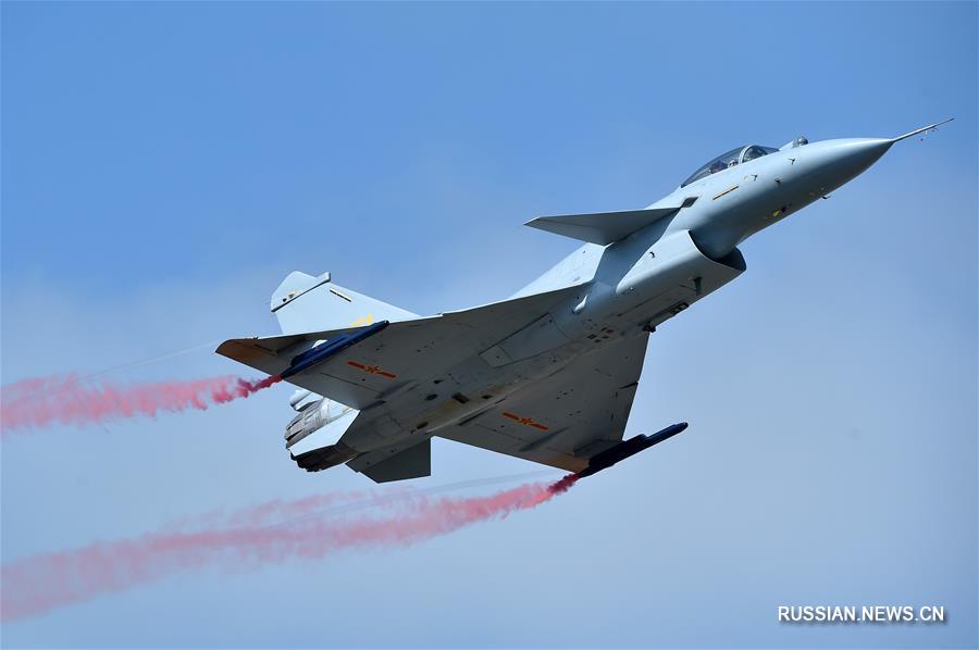 Авиашоу с участием китайского истребителя J-10B в провинции Гуандун