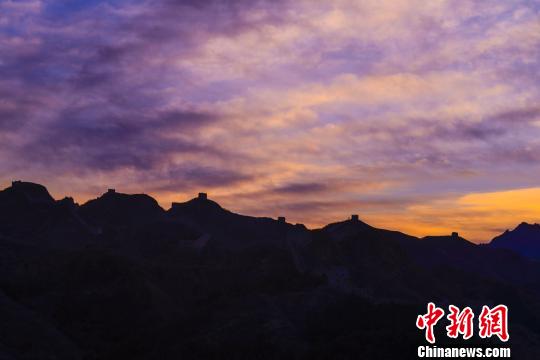 Рассвет на участке Цзиньшаньлин на Великой Китайской стене