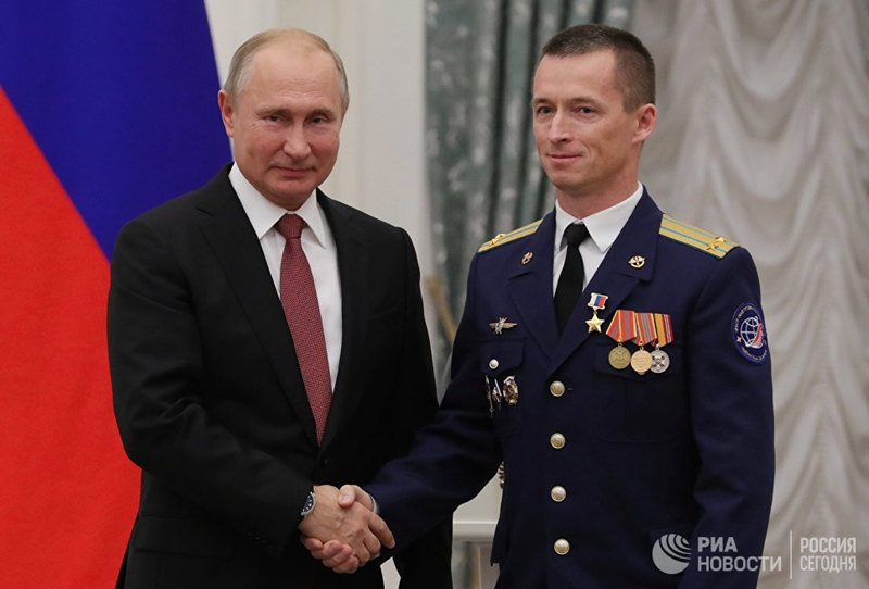 Президент РФ Владимир Путин и космонавт-испытатель Сергей Рыжков на церемонии награждения государственными наградами в Екатерининском зале Кремля. 27 ноября 2018РИА Новости / Михаил Климентьев