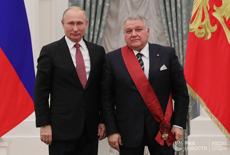 Президент РФ Владимир Путин и президент Национального иследовательского центра "Курчатовский институт" Михаил Ковальчук, награжденный орденом "За заслуги перед Отечеством" 1 степени, на церемонии награждения государственными наградами в Екатерининском зале Кремля. РИА Новости / Михаил Климентьев