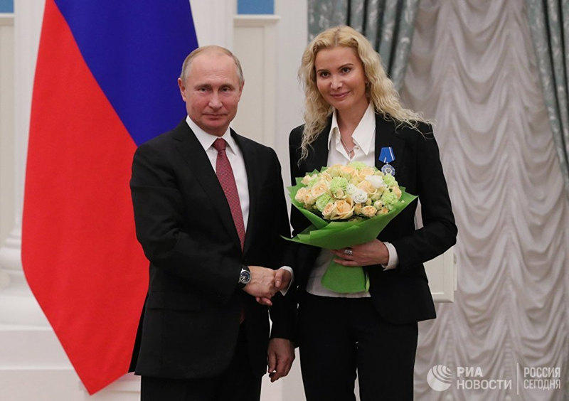 Президент РФ Владимир Путин и тренер сборной России по фигурному катанию на коньках Этери Тутберидзе, награжденная орденом Почета, на церемонии награждения государственными наградами в Екатерининском зале Кремля. РИА Новости / Михаил Климентьев