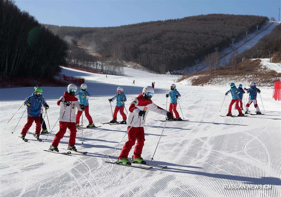 Школа зимних олимпийских видов спорта для молодежи и подростков в городе Чжанцзякоу